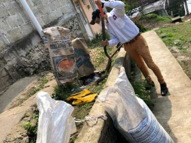 Luis Santillán, trabajando en la reconstrucción de Coatepec.