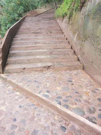 Limpia y chapeo de las escalinatas que llevan al cerrito de Guadalupe.