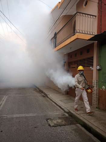 Fumigación ambiental contra el mosco del dengue en el centro de la ciudad de Huatusco.