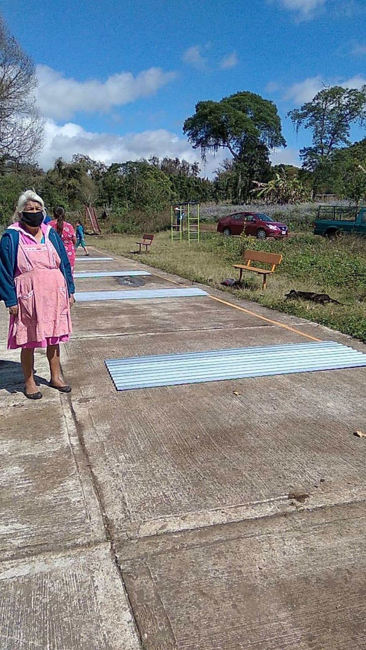 Habitantes de la Colonia La Paz, son beneficiados con láminas de zinc