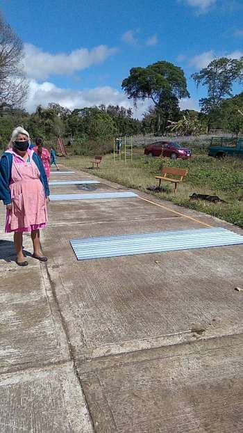 Habitantes de la Colonia La Paz, son beneficiados con láminas de zinc