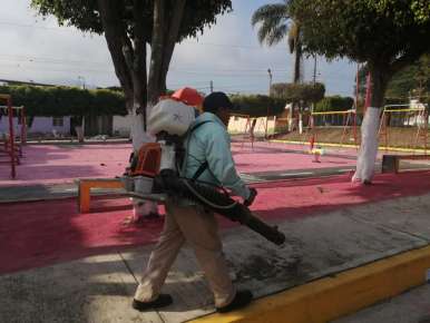 PERSONAL DE AYUNTAMIENTO DE HUATUSCO. DESDE TEMPRANO REALIZAN LABORES DE LIMPIEZA EN PARQUES