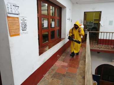 Desinfectan para prevención de COVID - 19  Palacio Municipal de Huatusco
