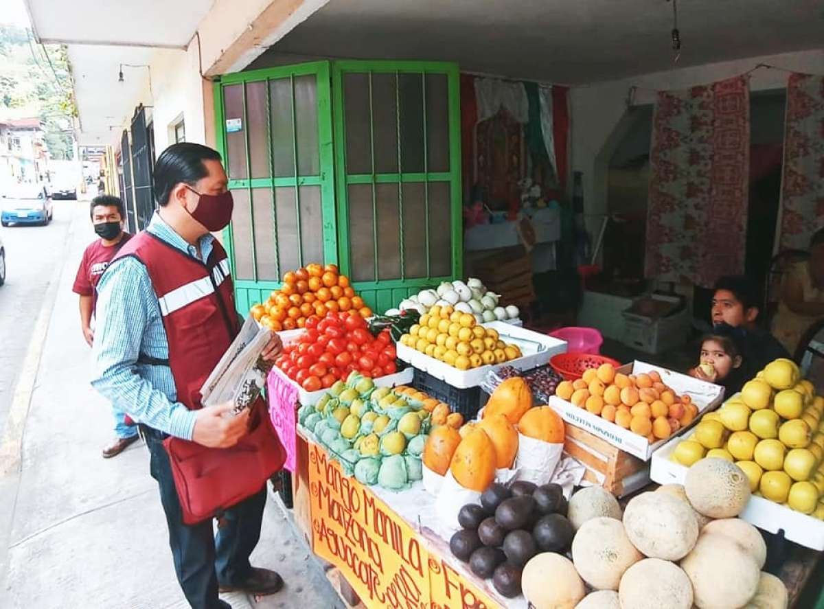 Rigoberto Amezcua Mora continúa caminando en Coatepec en busca del respaldo ciudadano.