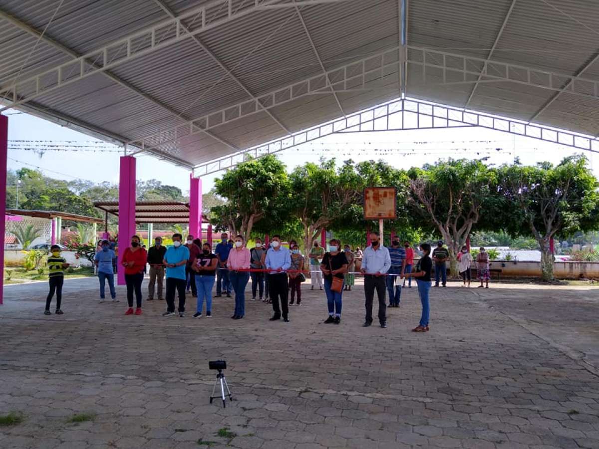 Autoridades municipales de Huatusco, entregan techado a la Escuela Primaria Justo Sierra.