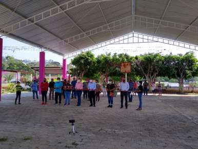 Autoridades municipales de Huatusco, entregan techado a la Escuela Primaria Justo Sierra.