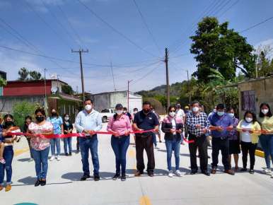 Autoridades municipales de Huatusco, llevan a cabo la entrega de la obra de pavimentación.