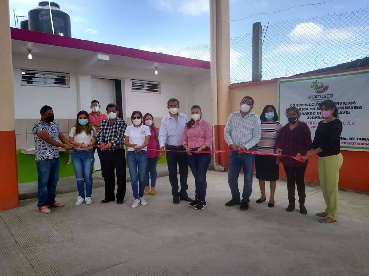 Ediles de Huatusco, entregan la obra de Servicios Sanitarios