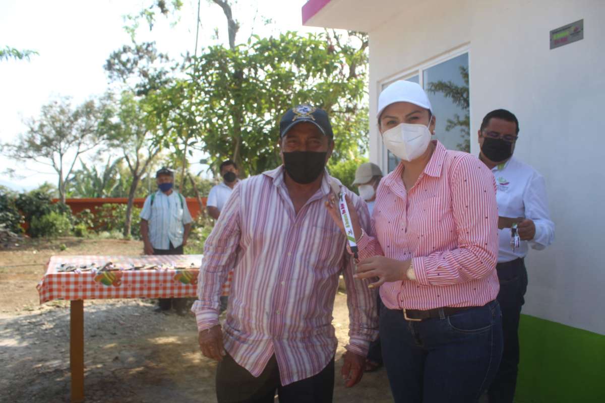 Autoridades municipales de Huatusco, entregan cuartos dormitorios a 20 familias