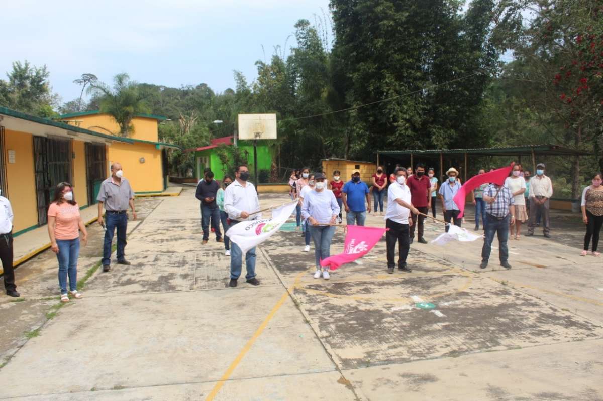 Varias escuelas de localidades de Huatusco, tendrán techado.