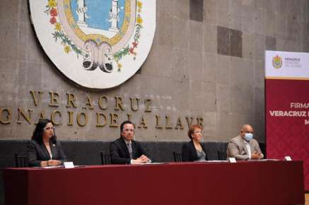 Diputada Adriana Capitanachi participa en la firma del Acuerdo Veracruz por la Democracia 2021