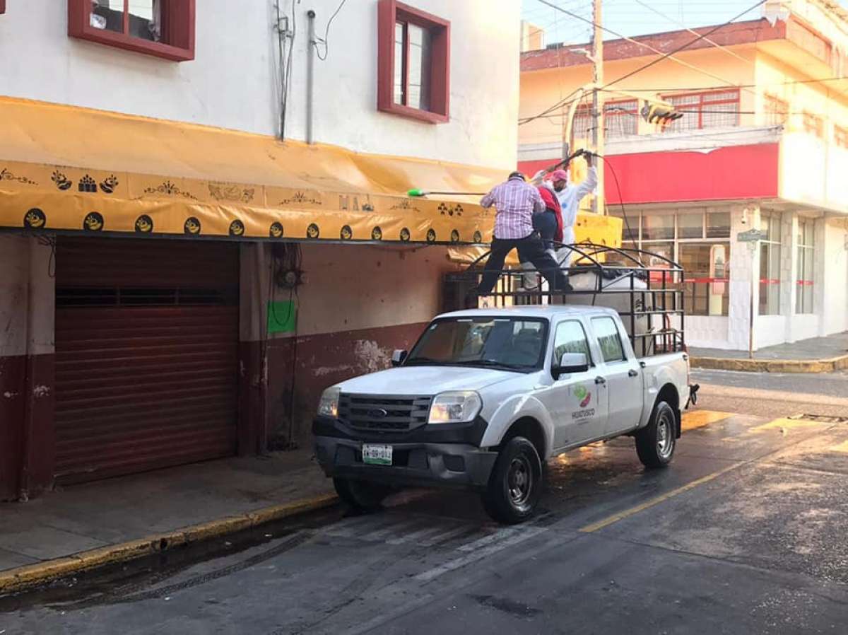 Se lava la plaza de Santa Cecilia , así como los toldos alrededor del mercado Benito Juárez de Huatusco