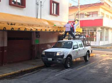 Se lava la plaza de Santa Cecilia , así como los toldos alrededor del mercado Benito Juárez de Huatusco