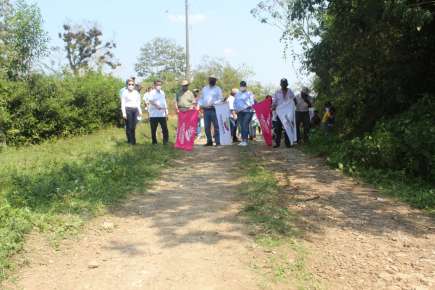 Integrantes de la comuna huatusqueña , llevaron a cabo el banderazo de inicio de obra.