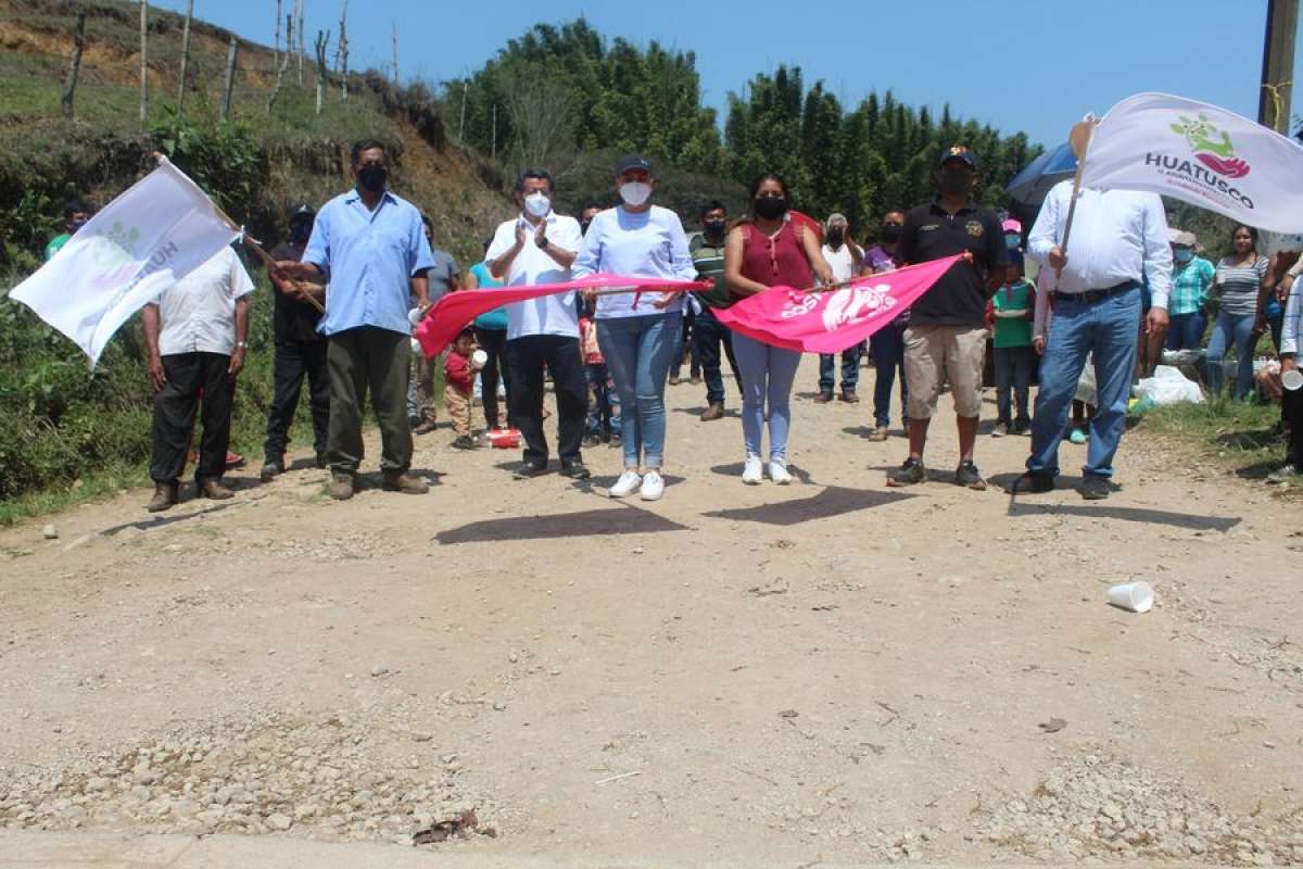 Autoridades municipales de Huatusco, llevaron a cabo el banderazo de obra de construcción de pavimento con carpeta asfáltica en camino al puente en la Colonia Ruiz Cortines.