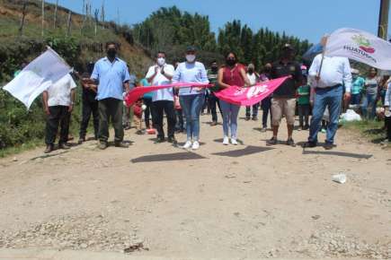 Autoridades municipales de Huatusco, llevaron a cabo el banderazo de obra de construcción de pavimento con carpeta asfáltica en camino al puente en la Colonia Ruiz Cortines.