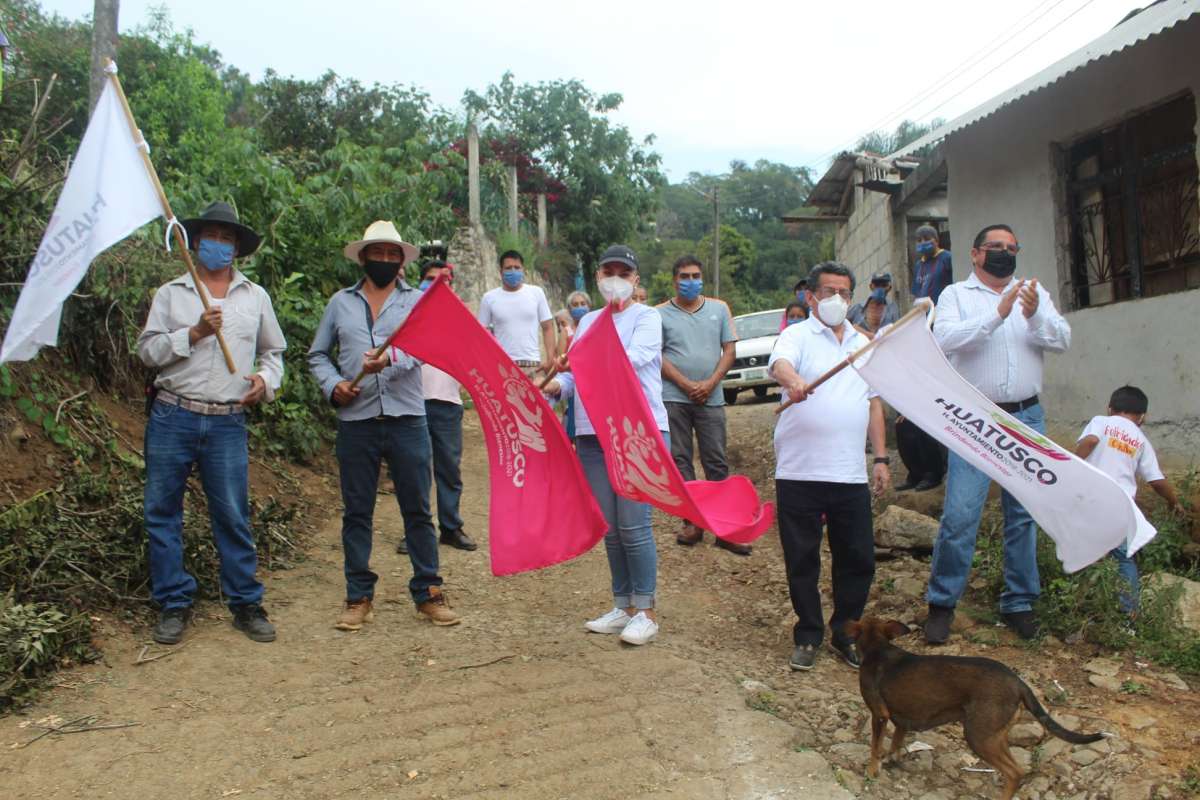 Autoridades municipales de Huatusco en compañía de los habitantes de Alta Luz , llevaron a cabo el banderazo de inicio de construcción de concreto