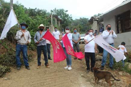 Autoridades municipales de Huatusco en compañía de los habitantes de Alta Luz , llevaron a cabo el banderazo de inicio de construcción de concreto
