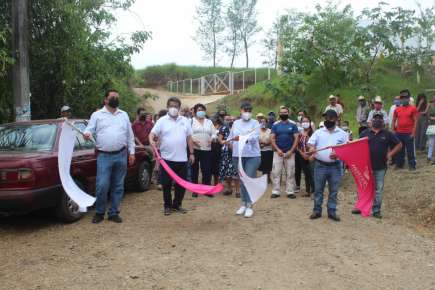 BALDINUCCI TEJEDA COLORADO, DA BANDERAZO DE INICIO DE OBRA DE CONSTRUCCIÓN DE PAVIMENTACIÓN DE CONCRETO PARA EL CAMINO DE TLAMATOCA