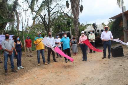 Integrantes de la comuna de Huatusco, llevaron a cabo el banderazo de inicio de obra.