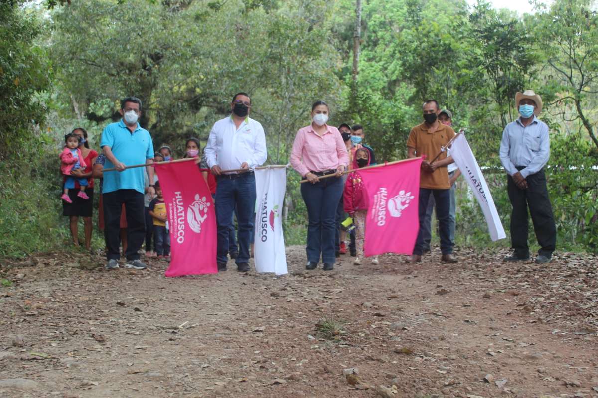 Autoridades municipales al banderazo de inicio de la obra en la localidad de Mextlapoxteca