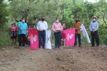 Autoridades municipales al banderazo de inicio de la obra en la localidad de Mextlapoxteca