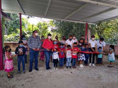 Integrantes de la comuna huatusqueña entregan techado para el CAIC Vicente Suárez en la localidad de Capulapa.