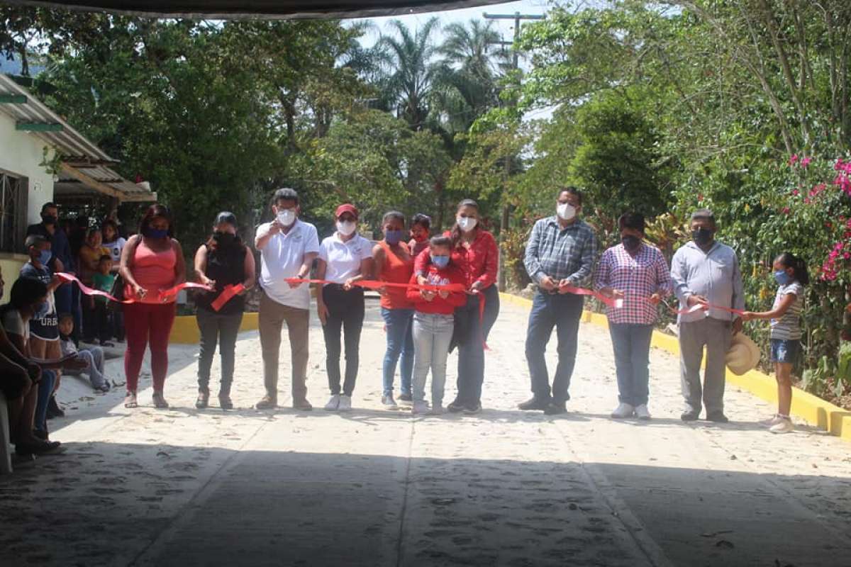 Los integrantes de la comuna huatusqueña, llevaron a cabo la inauguración de la obra, entregando oficialmente la pavimentación a los vecinos del lugar.