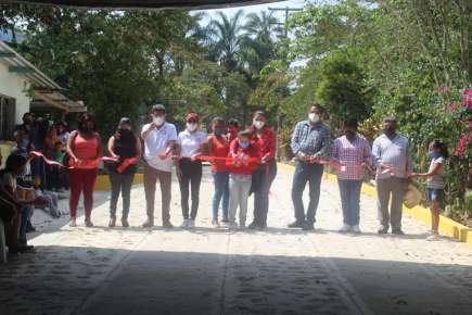 Los integrantes de la comuna huatusqueña, llevaron a cabo la inauguración de la obra, entregando oficialmente la pavimentación a los vecinos del lugar.