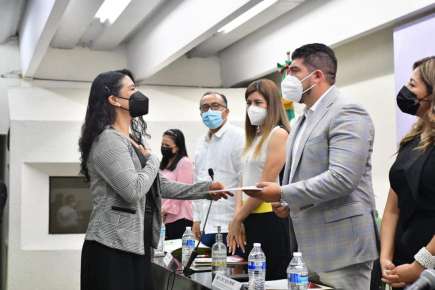 Felicita titular de la SEV Zenyazen Escobar García a egresados del Instituto Consorcio Clavijero.