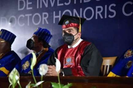Dan a Zenyazen Escobar García Doctor Honoris Causa por trabajo a favor de la educación de Veracruz