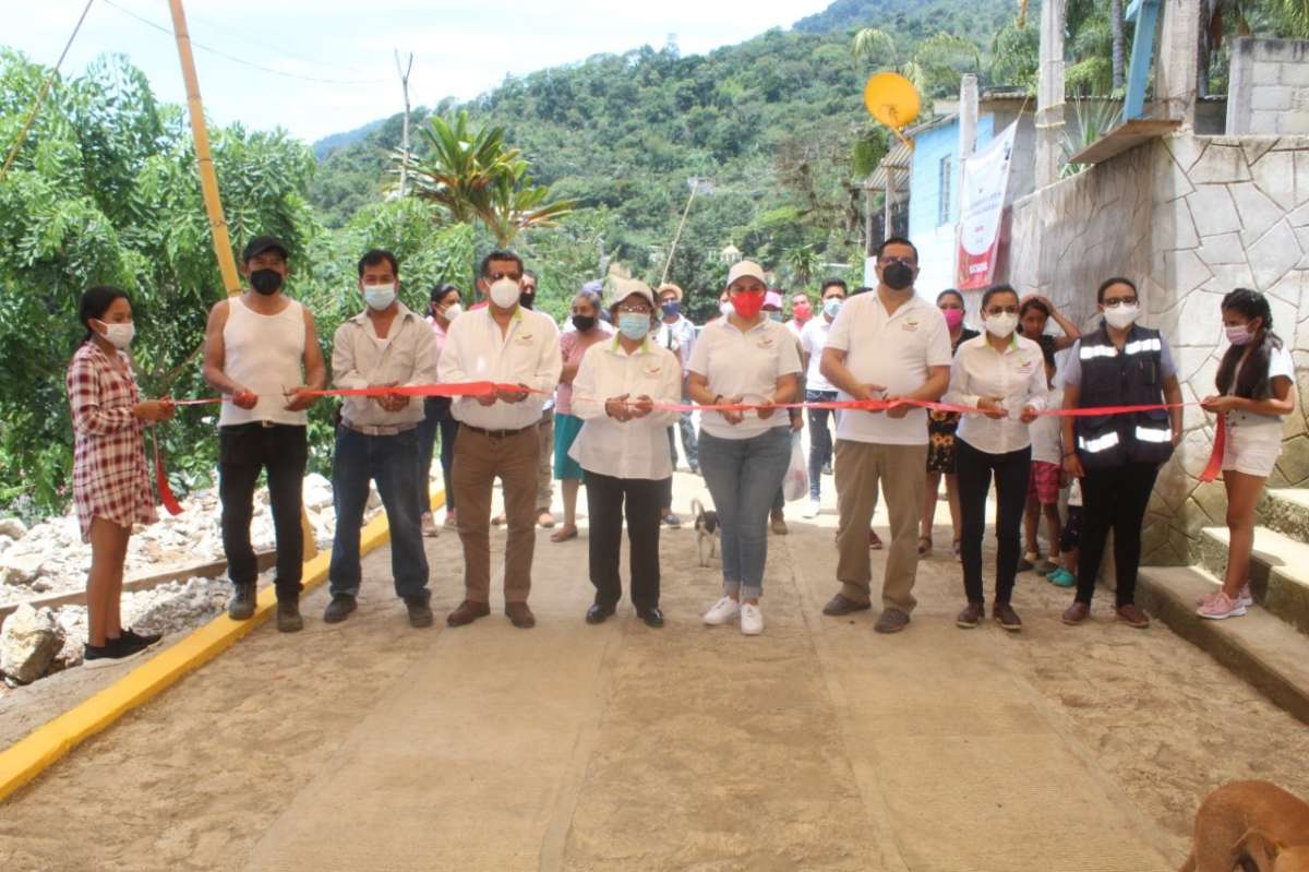 Camino pavimentado para habitantes de Alta Luz en el municipio de Huatusco.