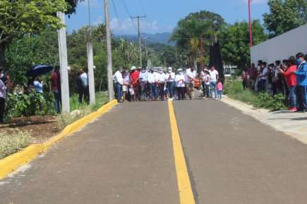 Entregan camino pavimentando en la manzana El Águila de Mesa del Rancho.