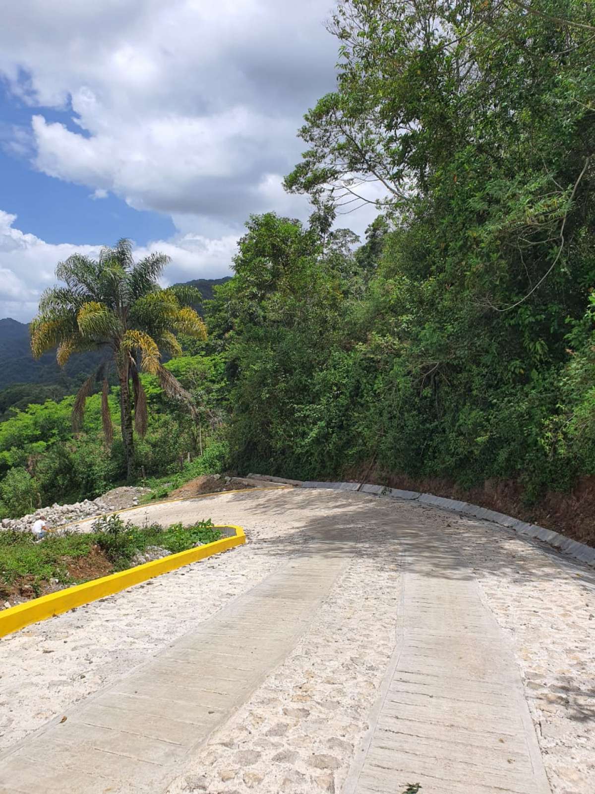 Pavimentan tramos carreteros en Tepetla