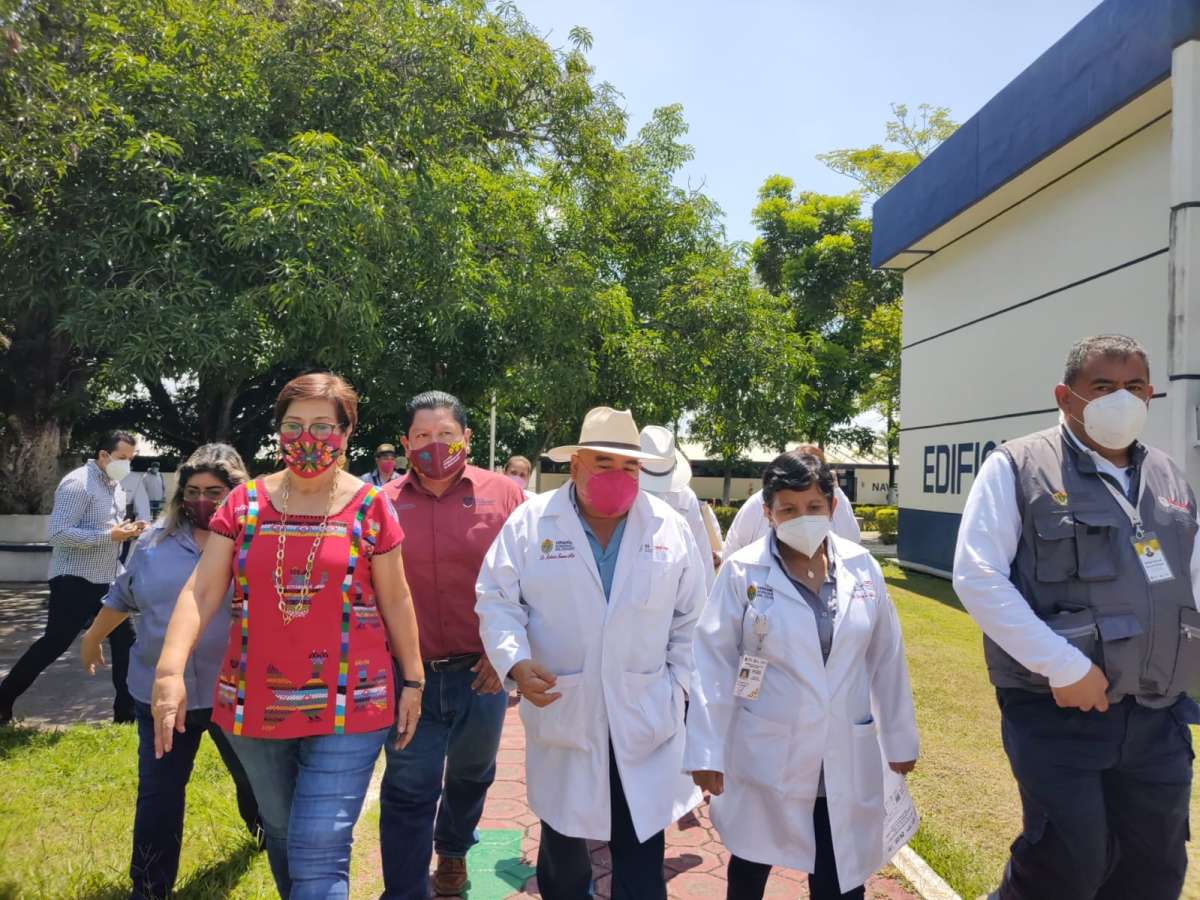 Supervisa titular de Salud Roberto Ramos Alor aplicación de vacunación contra COVID-19 en el ITSTB, acompañado de la Dip. Local Margarita Corro.