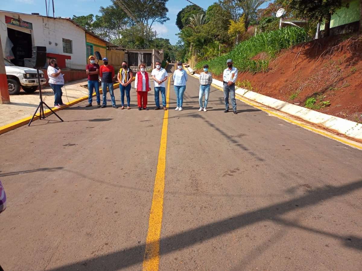 En Chavaxtla, la calle de Los Flores, es pavimentada