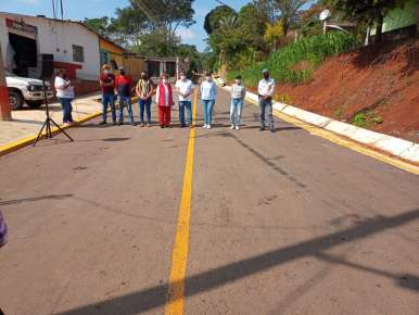 En Chavaxtla, la calle de Los Flores, es pavimentada
