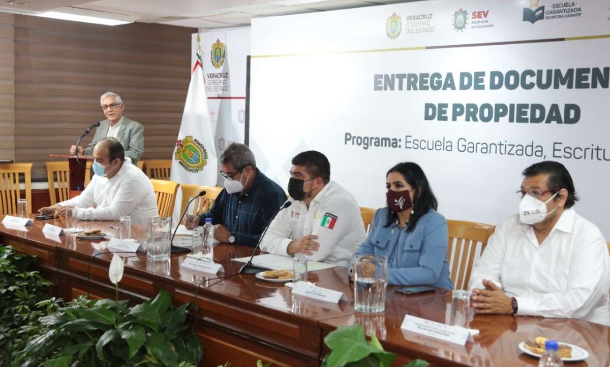 Recibe SEV 71 títulos de propiedad para centros escolares