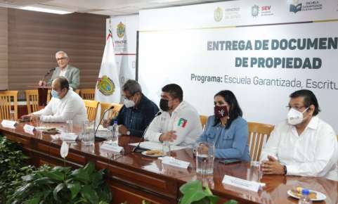 Recibe SEV 71 títulos de propiedad para centros escolares