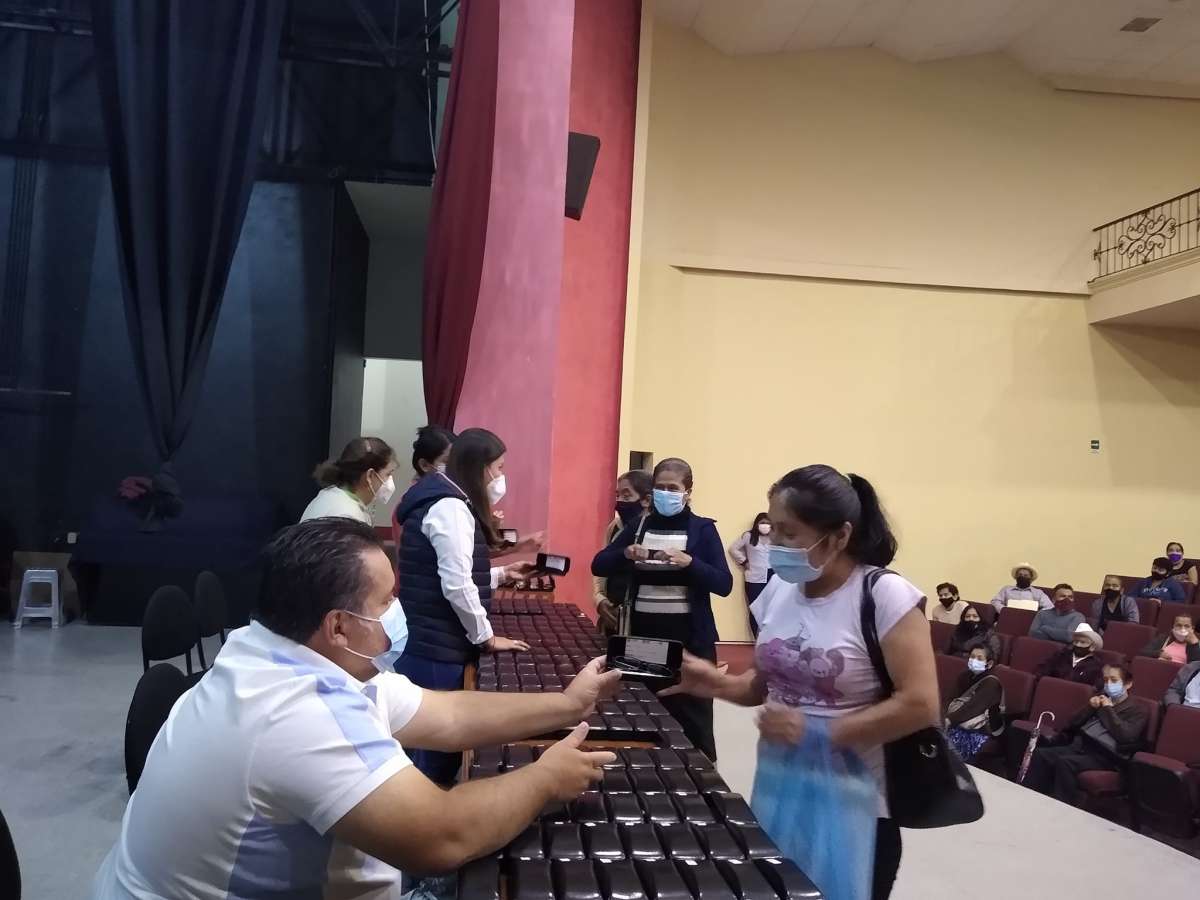 Esta mañana la alcaldesa Baldinucci Tejeda Colorado y el presidente del DIF Municipal, Miguel Sedas Castro , hicieron entrega de lentes a más de 400 personas de localidades y cabecera municipal.