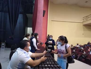 Esta mañana la alcaldesa Baldinucci Tejeda Colorado y el presidente del DIF Municipal, Miguel Sedas Castro , hicieron entrega de lentes a más de 400 personas de localidades y cabecera municipal.