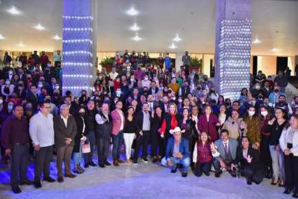 En el Congreso, realizan tradicional posada decembrina