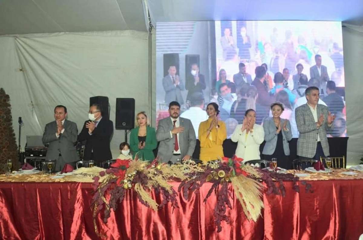 Zenyazen Escobar García reconoce trabajo y compromiso del personal administrativo de la SEV en festejo de Fin de Año.