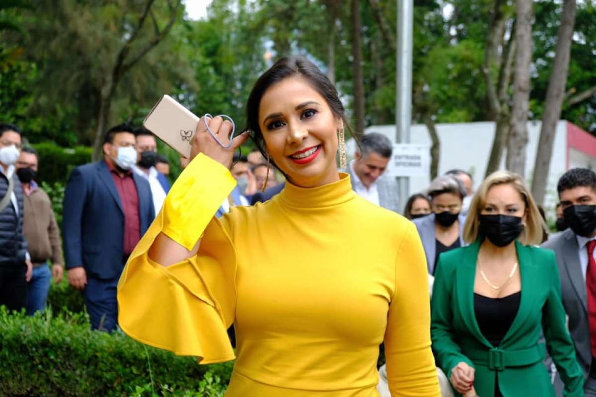 Ariadna Selene Aguilar Amaya destaca en los festejos con personal de la SEV.