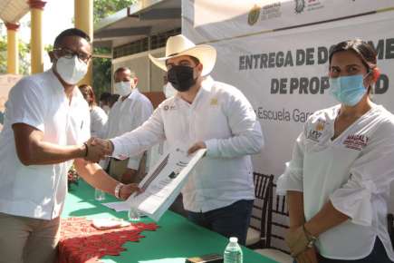 Avanza SEV regularización de predios escolares, obtienen escrituras 41 planteles del sur
