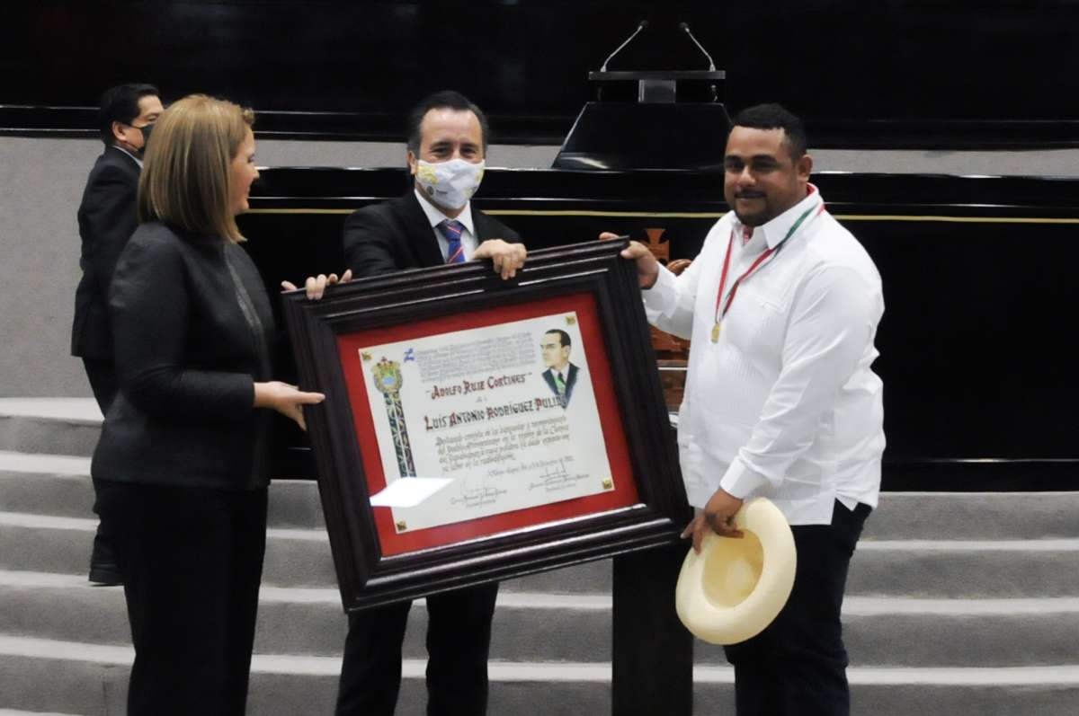 Legislatura reconoce al pueblo ‘de abajo’ con medalla ‘Adolfo Ruiz Cortines’ y no solo a las élites, destaca Cuitláhuac