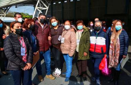 Acuden maestros de las altas montañas a vacunarse contra Covid-19