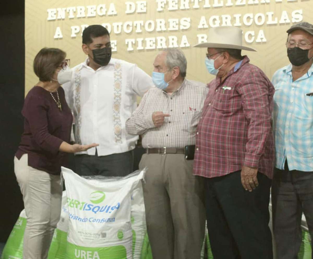 Gestionan diputada Mago Corro y autoridades entrega de fertilizantes a productores de Tierra Blanca.