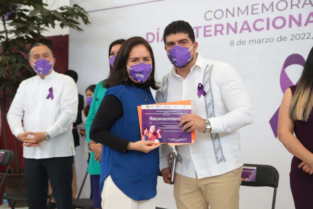 Merecido reconocimiento de  Zenyazen Escobar García a periodista Odila Romero