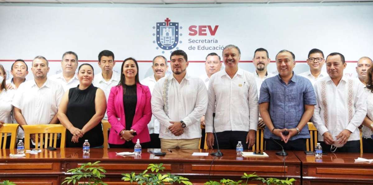 *Zenyazen Escobar recibe a la nueva representación sindical de la Sección 56 del SNTE*